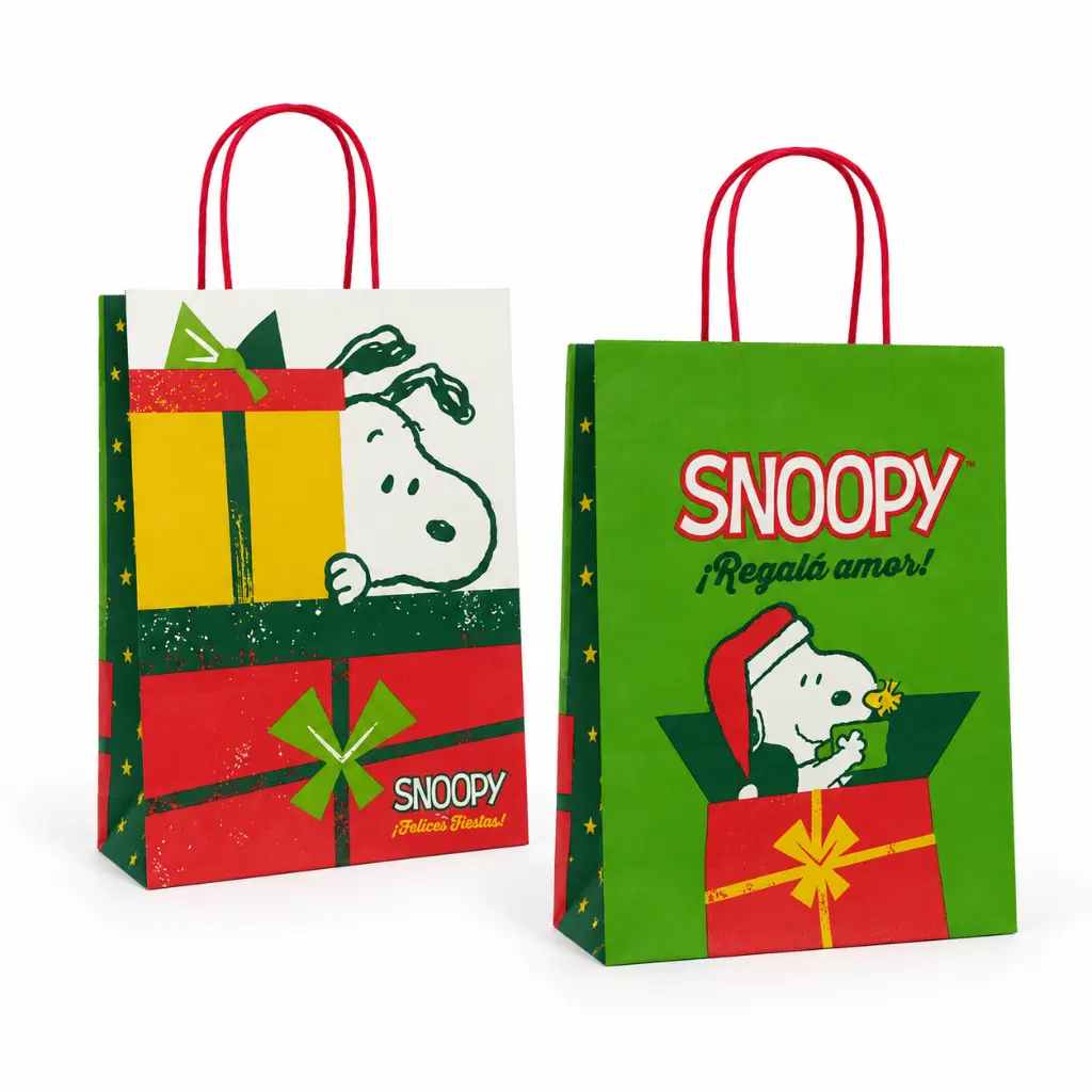 Bolsas navideñas Snoopy sobre fondo blanco.webp
