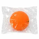 Bola naranja en envoltorio transparente.webp