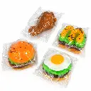Juguetes de comida envueltos en plástico.webp