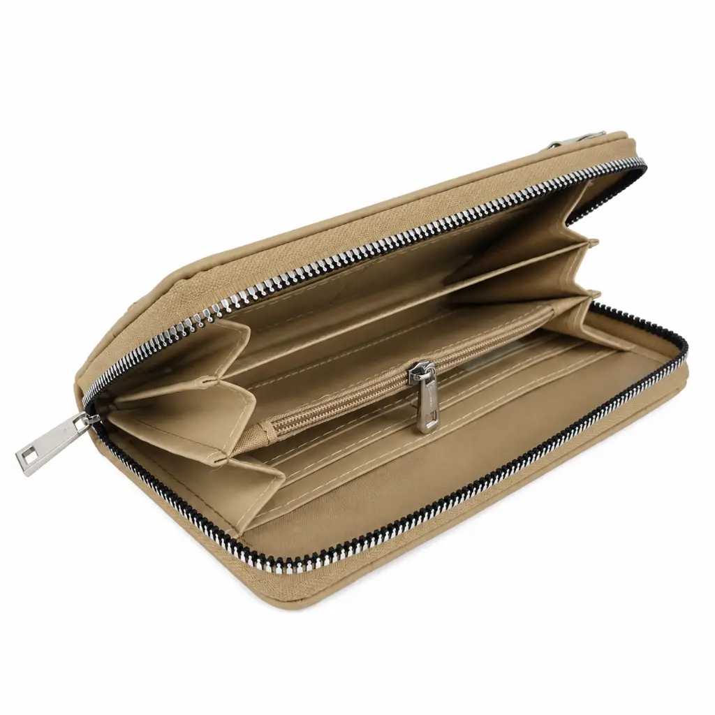 Cartera beige abierta con cremallera plateada.webp