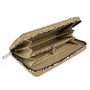 Cartera beige abierta con cremallera plateada.webp
